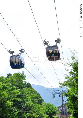 箱根町　桃源台駅付近の箱根ロープウェイと箱根の山並み 118169043