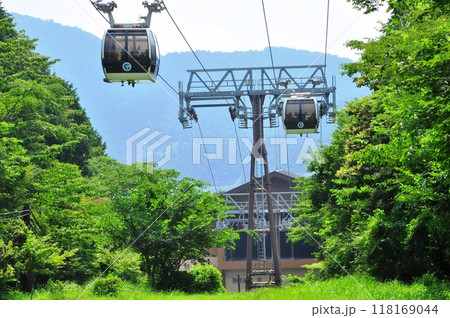 箱根町　桃源台駅付近の箱根ロープウェイと箱根の山並み 118169044