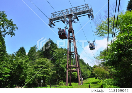 箱根町　桃源台駅付近の箱根ロープウェイと箱根の山並み 118169045