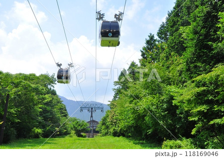 箱根町　桃源台駅付近の箱根ロープウェイと箱根の山並み 118169046
