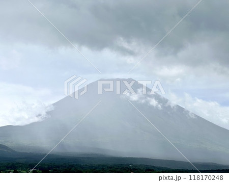 富士山に雨間近 118170248