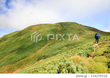 ニセイカウシュッペ山　山頂を登山道より望む 118170318