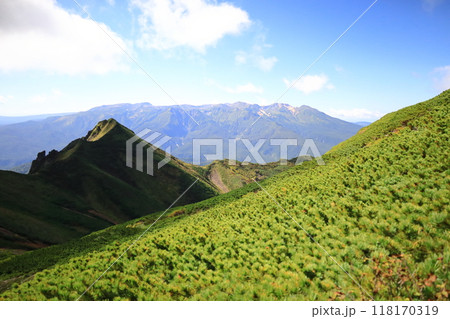 ニセイカウシュッペ山登山道から見た大槍と表大雪の山々 118170319