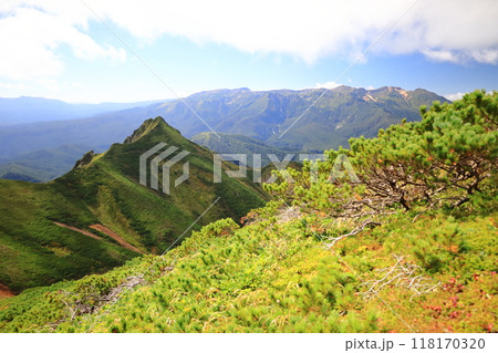 ニセイカウシュッペ山登山道から見た大槍と表大雪の山々 118170320