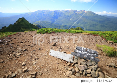 ニセイカウシュッペ山山頂標識と表大雪の山々 ニセイカウシュッペ山山頂標識と表大雪の山々 118170321