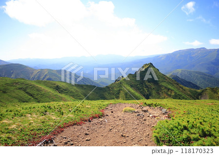 ニセイカウシュッペ山山頂から見たアンギラスと表大雪の山々と平山 ニセイカウシュッペ山山頂から見たアンギラスと表大雪の山々と平山 118170323