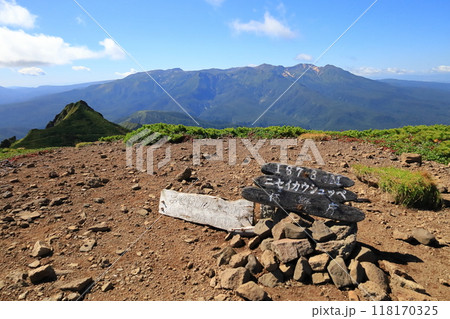 ニセイカウシュッペ山山頂標識と表大雪の山々 118170325