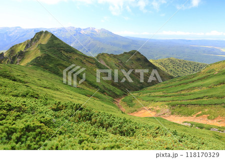 ニセイカウシュッペ山登山道から見た沢と大雪方面の風景 118170329