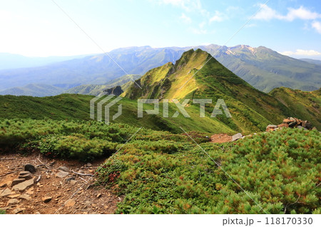 ニセイカウシュッペ山山頂から見たアンギラスと表大雪の山々と平山 118170330