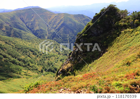 ニセイカウシュッペ山登山道から見た大槍と紅葉が始まった斜面 118170339