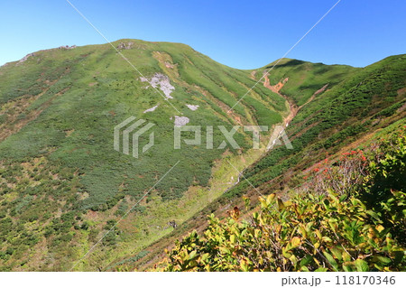 登山道から見たニセイカウシュッペ山山頂方面 118170346