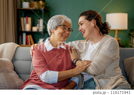 mother and her adult daughter 118171941