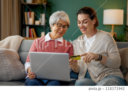 women are using laptop for online shopping 118171942