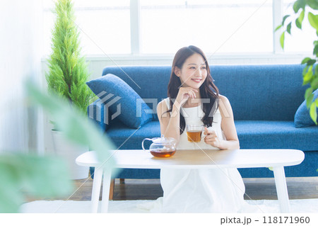 女性　ティータイム 118171960