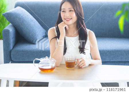 女性 ティータイム 女性 ティータイム 118171961