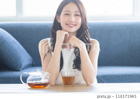 女性　ティータイム 118171965