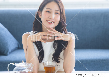 女性　ティータイム 118171966