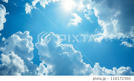雲の影から太陽が顔を覗かせる青空の様子 118172360
