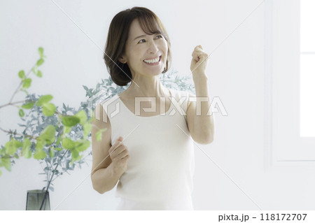 室内でストレッチするミドルエイジの女性 118172707