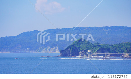 【千葉県勝浦市】八幡岬公園から見た「かつうら海中公園・海中展望塔」方面の景色 118172785