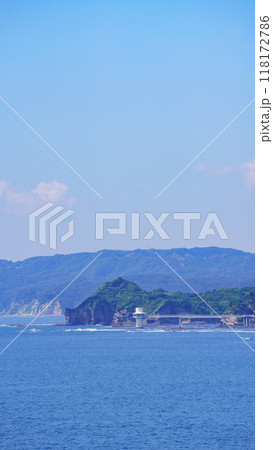 【千葉県勝浦市】八幡岬公園から見た「かつうら海中公園・海中展望塔」方面の景色 118172786