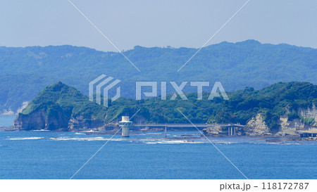 【千葉県勝浦市】八幡岬公園から見た「かつうら海中公園・海中展望塔」方面の景色 118172787