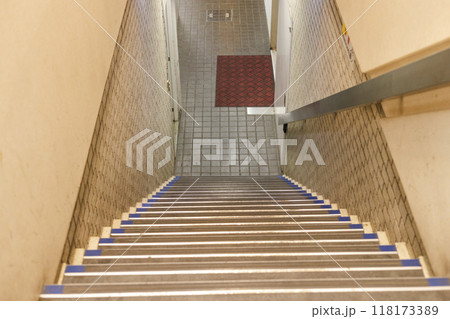 レトロな雑居ビル　地下への下り階段　 118173389