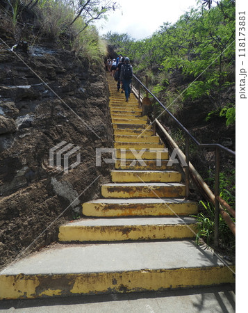 オアフ島、ダイヤモンドヘッドの頂上に上る道 118173881