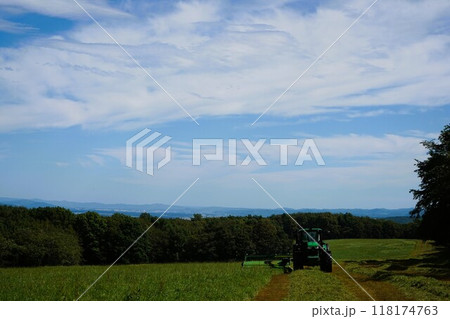 北海道の夏の風景　牧草作業 118174763