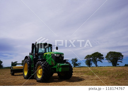 北海道の雄大な景色とトラクター 118174767