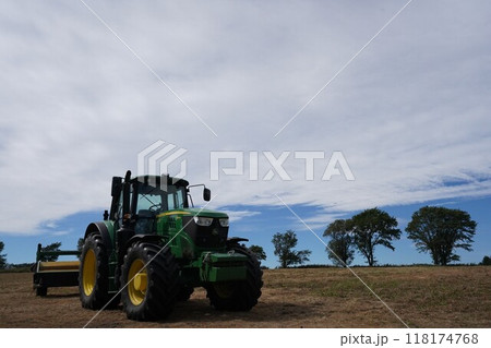 北海道の雄大な景色とトラクター 118174768