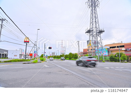 危ない! 信号無視 赤信号で直進する乗用車 危ない! 信号無視 赤信号で直進する乗用車 118174847