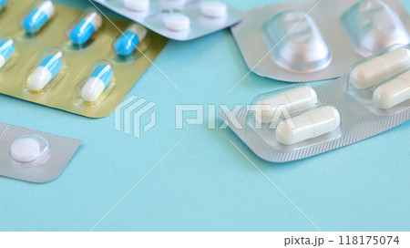 病院で処方されるお薬イメージ：青背景のカプセルと錠剤 118175074