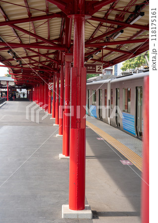 赤いフレームの駅のプラットホーム 赤いフレームの駅のプラットホーム 118175161