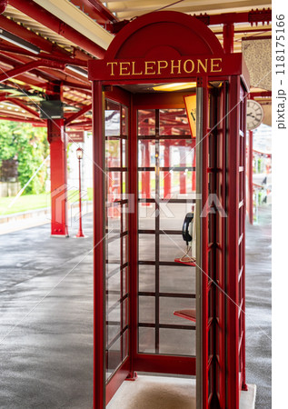 駅のプラットホームの赤い電話ボックス 118175166