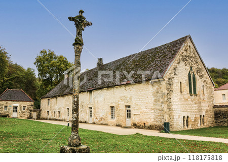 フランスブルゴーニュの世界遺産「フォントネーのシトー会修道院」 フランスブルゴーニュの世界遺産「フォントネーのシトー会修道院」 118175818