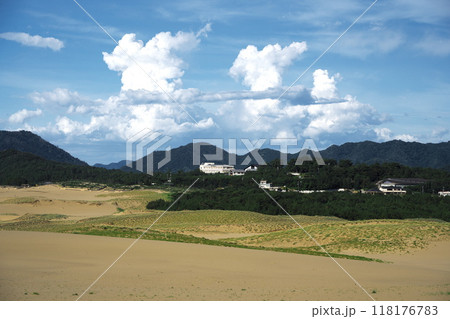 夏の鳥取県　鳥取砂丘から砂丘センター 展望テラスと夏の雲を臨む 118176783