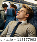 電車で居眠りをしている男性 118177992
