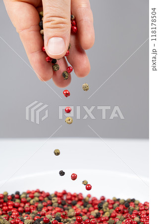 Hand sprinkling peppercorn mixture red, green, white and black pepper Hand sprinkling peppercorn mixture red, green, white and black pepper 118178504