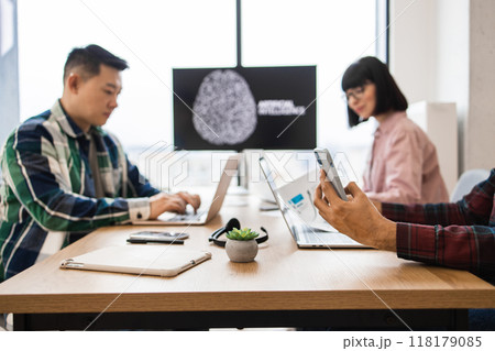 Teamwork session on artificial intelligence development in modern office 118179085