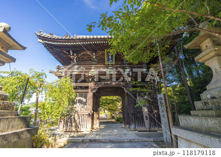 奈良　朝護孫子寺　朝日を浴びる仁王門 118179118