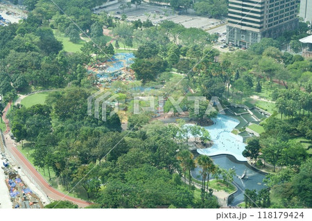 上から眺めるクアラルンプールのKLCC公園 118179424