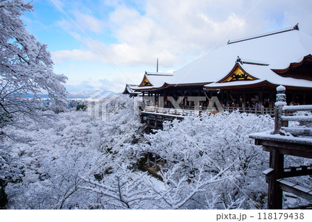 雪化粧した清水寺の舞台 118179438