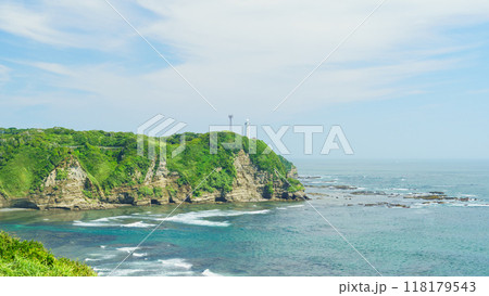 【千葉県勝浦市】八幡岬から見た勝浦灯台の風景 118179543