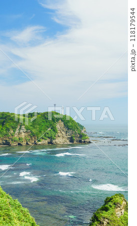 【千葉県勝浦市】八幡岬から見た勝浦灯台の風景 118179544