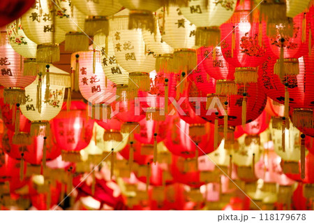 きれいに並んだ輝く提灯 きれいに並んだ輝く提灯 118179678