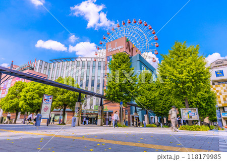 日本の横浜都市景観 9月。センター北駅前・青空に映える都築阪急などを望む＝9日 118179985