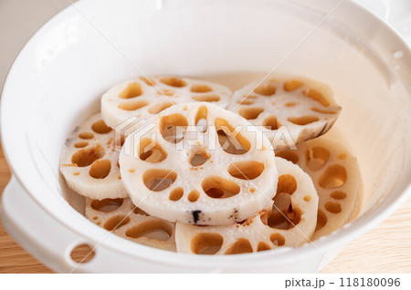 下茹でした輪切りのレンコン 118180096