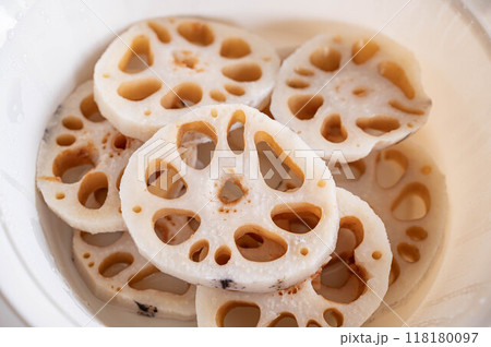 下茹でした輪切りのレンコン 118180097