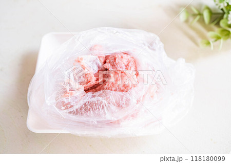 ポリ袋に入った豚挽肉に下味をつけ捏ねる ポリ袋に入った豚挽肉に下味をつけ捏ねる 118180099